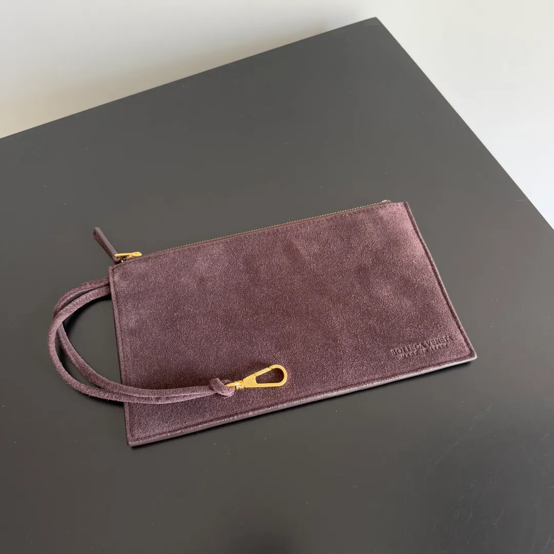 Batch 2320 38cm 𝗕𝗼𝘁𝘁𝗲𝗴𝗮 𝗩𝗲𝗻𝗲𝘁𝗮 ✨Extra large rectangular tote bag Traditional woven elements, Intrecciato woven sheepskin two-tone leather tote handbag, with a small card holder inside and an attachable buckle inside. The whole bag is hand-woven from lambskin. 🌈Only make the most high-end products in the market, welcome to compare Size: 38*25*14cm (large size) Model: 609175 Factory-equipped with a full set of packaging